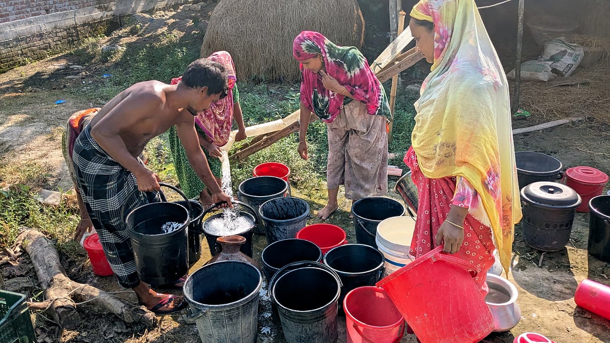 জুলাইয়ের শুরু থেকেই পানির ভোগান্তিতে রাজশাহীর একটি পৌর এলাকার বাসিন্দারা