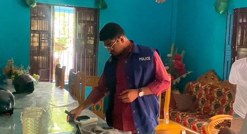 নিজেদের পুলিশ পরিচয় দিয়ে ডাকাতেরা বলেন, ‘চলো, তোমার বাসায় যাব’