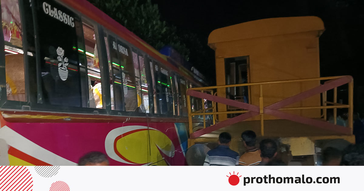 ক্রসিং পার হচ্ছিল বাস, মাহিন্দ্র ও ইজিবাইক, হঠাৎ ট্রেনের বিচ্ছিন্ন বগির ধাক্কা, দুজন নিহত ক্রসিং পার হচ্ছিল বাস, মাহিন্দ্র ও ইজিবাইক, হঠাৎ ট্রেনের বিচ্ছিন্ন বগির ধাক্কা, দুজন নিহত