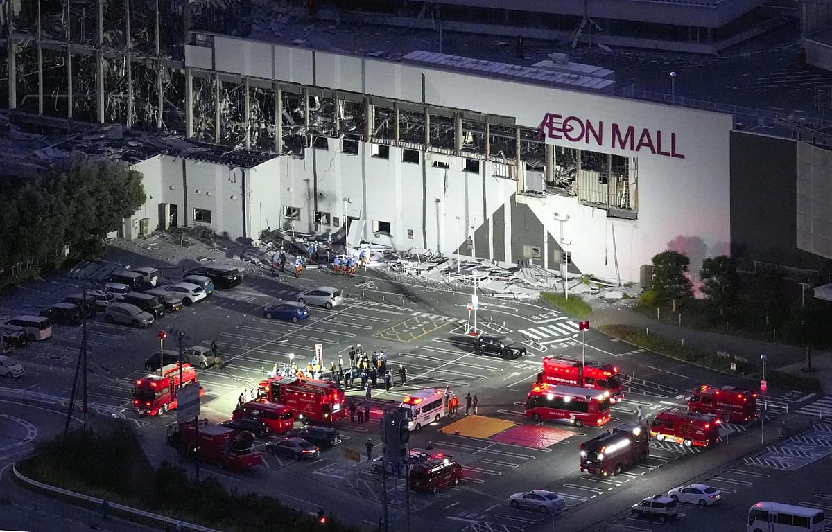 জাপানে শক্তিশালী ভূমিকম্প, ধসে যাওয়া বিপণিবিতানে আটকা পড়েছেন অনেকে