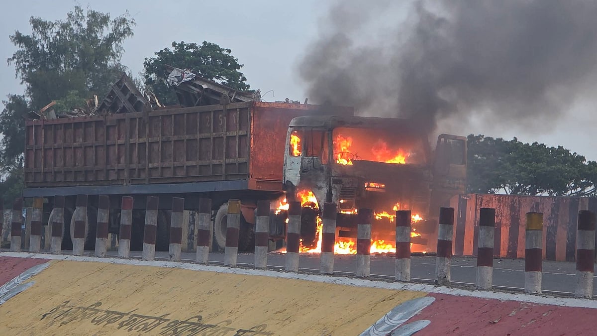ঢাকা-চট্টগ্রাম মহাসড়কে লরিতে হঠাৎ আগুন, আতঙ্ক