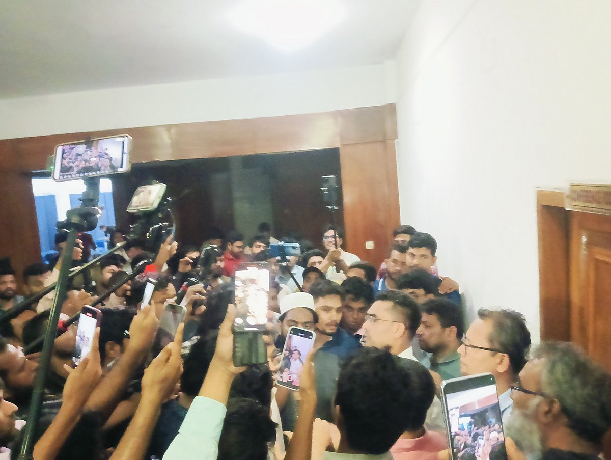 সিনেট ভবনে চলছে ‘সিন্ডিকেট মিটিং’, বাইরে ডাকসু নেতাদের ‘ঘেরাও’ কর্মসূচি
