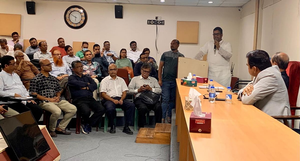নীল দলের কার্যক্রম নিষিদ্ধের দাবিতে উপাচার্যকে সাদা দলের স্মারকলিপি