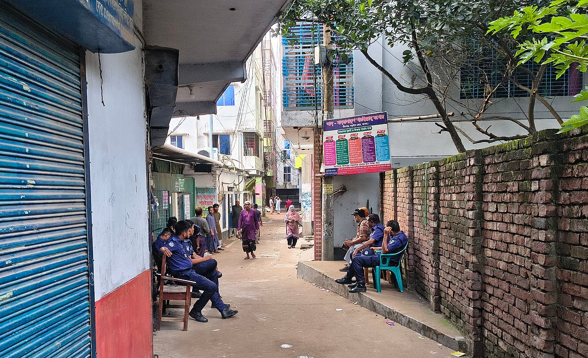 যশোরে এমপির বাড়িতে হামলা : প্রধান ফটকে তালা, কেউ বের হচ্ছেন না, পুলিশ মোতায়েন