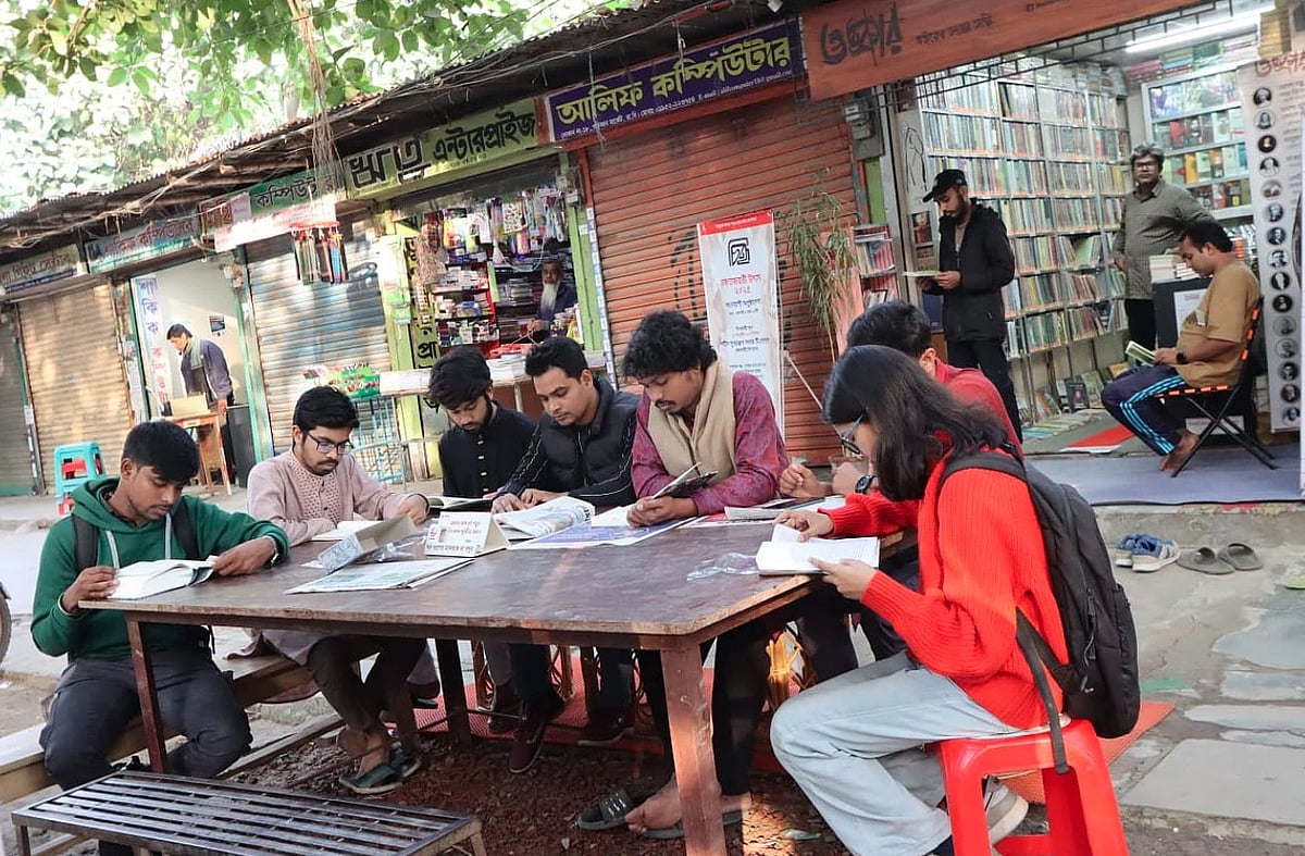মনোযোগের অর্থনীতি: কেন বই থেকে দূরে সরে যাচ্ছে তরুণেরা