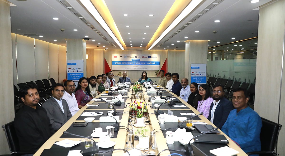 প্রযুক্তির ফাঁদে প্রতারণা ও মানব পাচার: করণীয় কী
