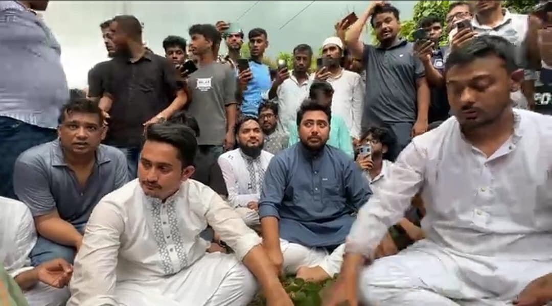 হবিগঞ্জে ঢুকতেই এনসিপির গাড়িবহর আটকে দিল পুলিশ