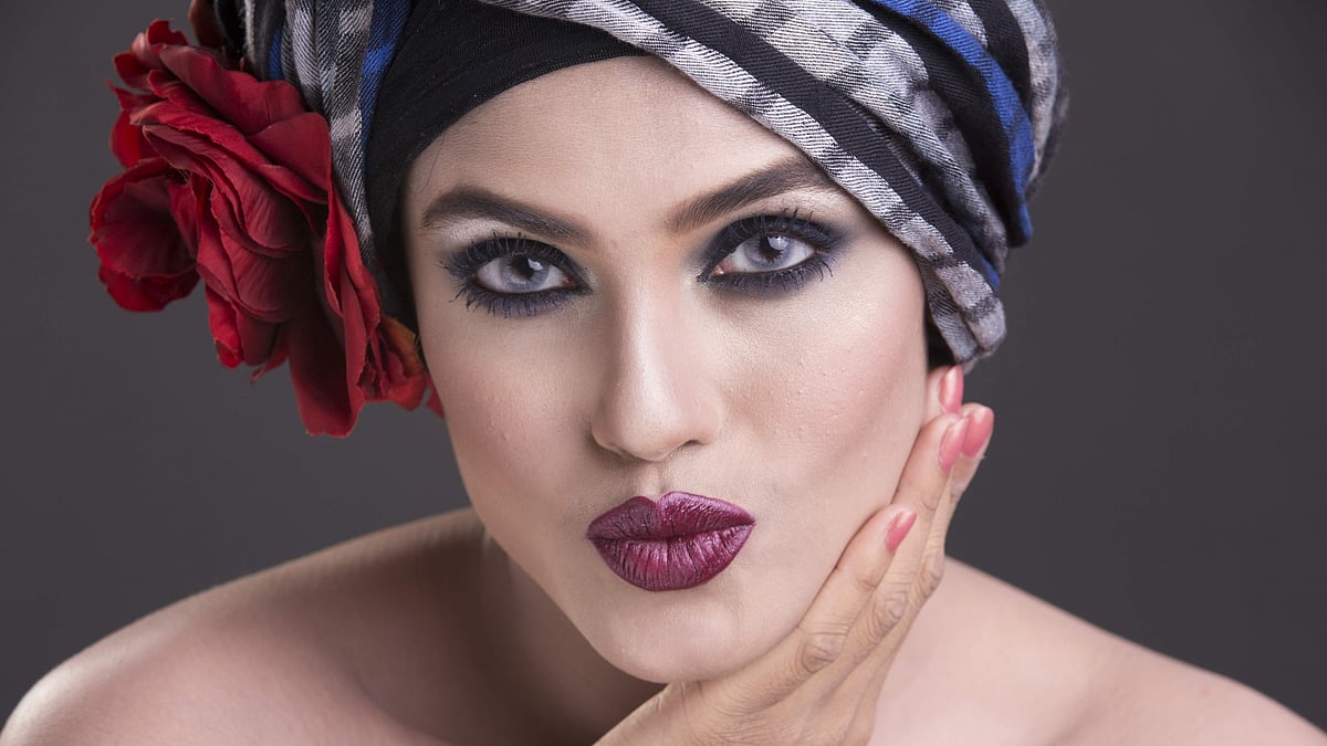 আজ কী রঙের লিপস্টিক পরেছেন