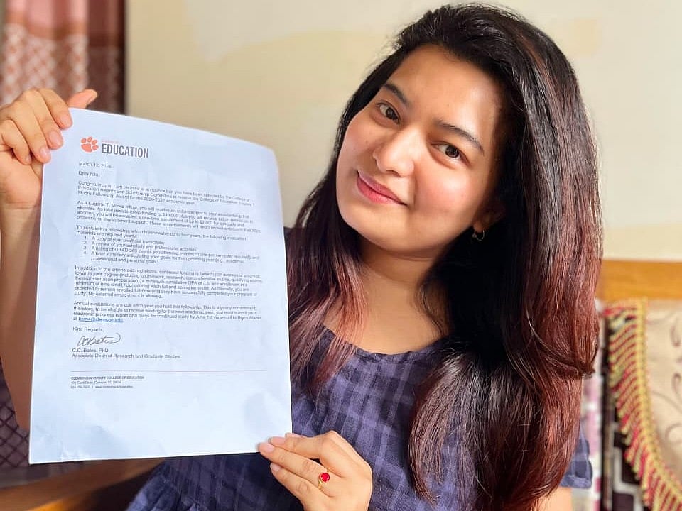 ক্লিনিকে চাকরি করে বিশ্ববিদ্যালয়ে ভর্তি, কক্সবাজারের সেই নীলা রাখাইন পিএইচডি করবেন যুক্তরাষ্ট্রে