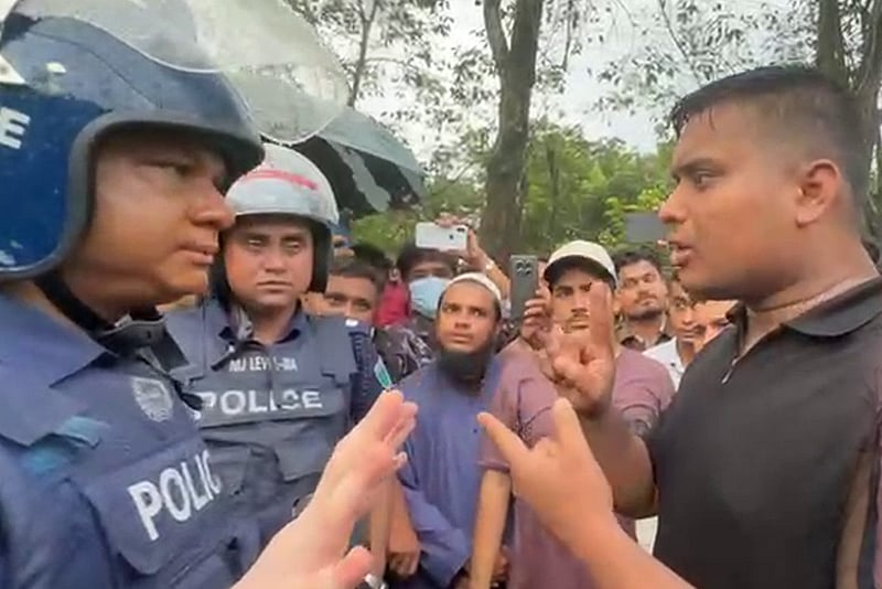 আমাদের যাইতে দিলে ছাত্রদল আপনাদের পোস্টিং আটকায় দেবে: পুলিশকে হাসনাত আবদুল্লাহ