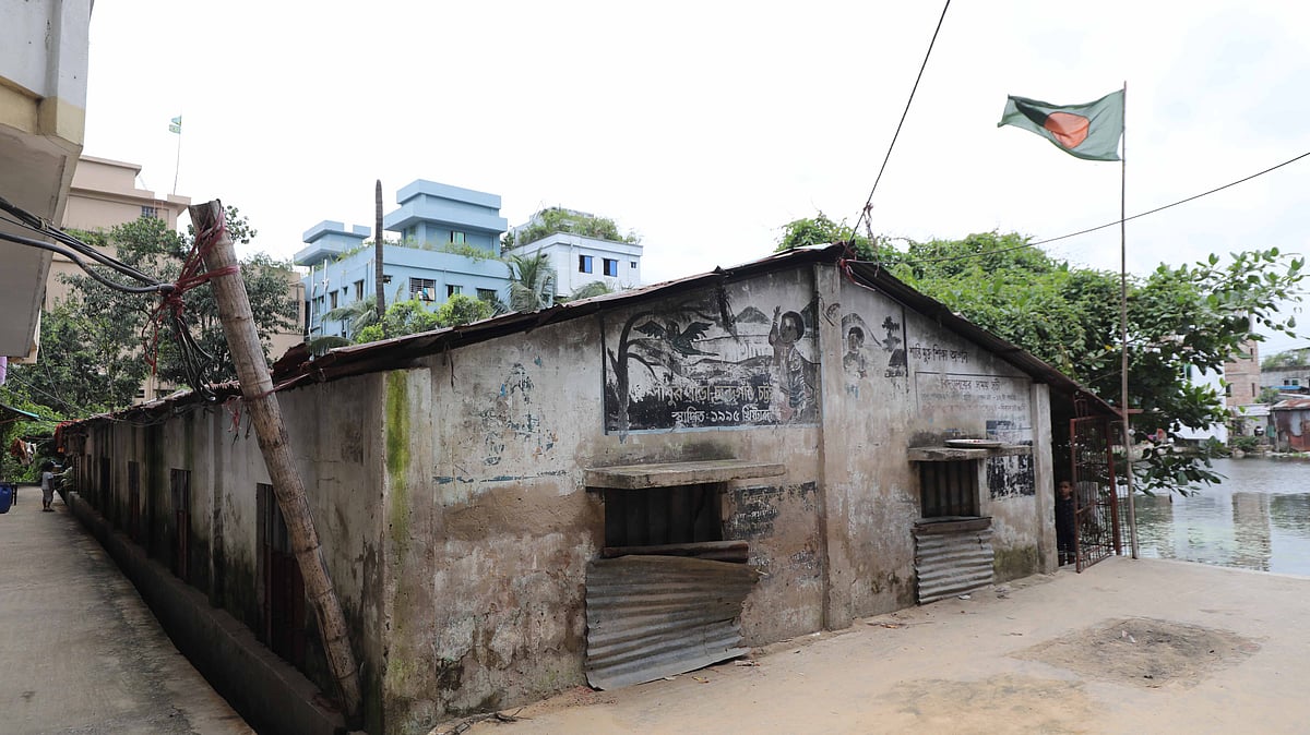 জরাজীর্ণ আধাপাকা চান্দগাঁও সরকারি প্রাথমিক বিদ্যালয়