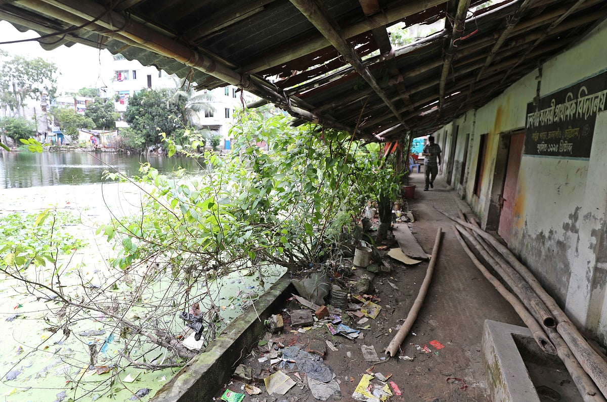 বৃষ্টি হলেই শ্রেণিকক্ষে গড়িয়ে পড়ে পানি