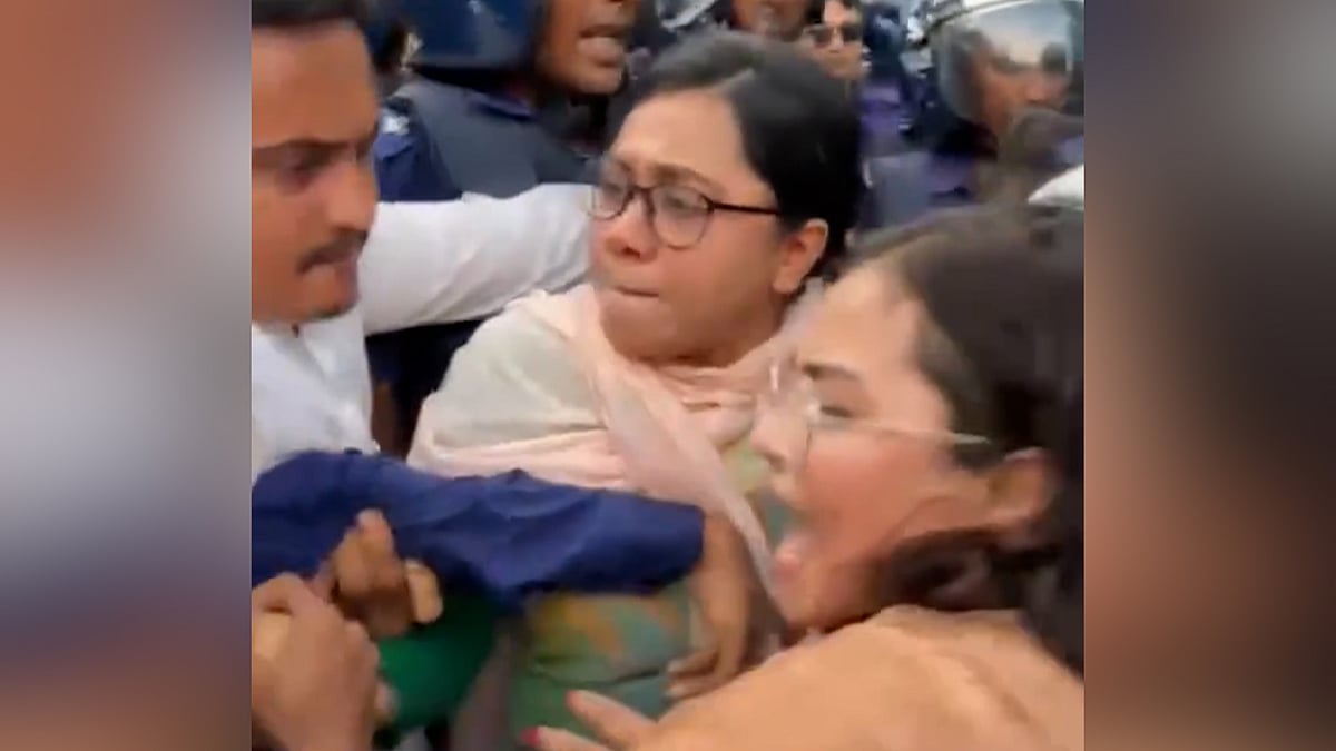 সংরক্ষিত নারী আসনের এমপি মাহমুদা মিতুর সঙ্গে পুলিশের ধাক্কাধাক্কি