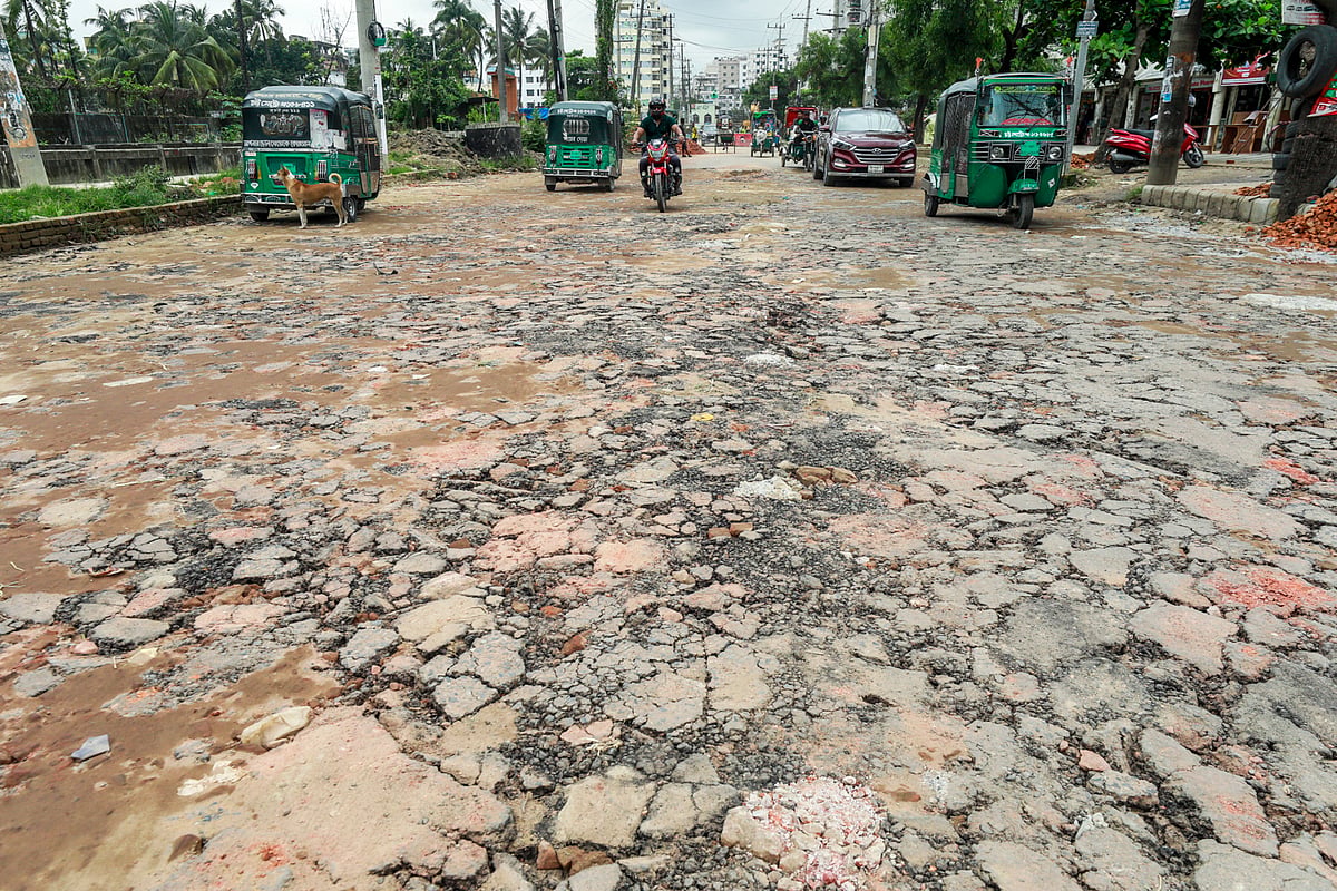 আগ্রাবাদে সড়ক আছে, স্বস্তির পথ নেই