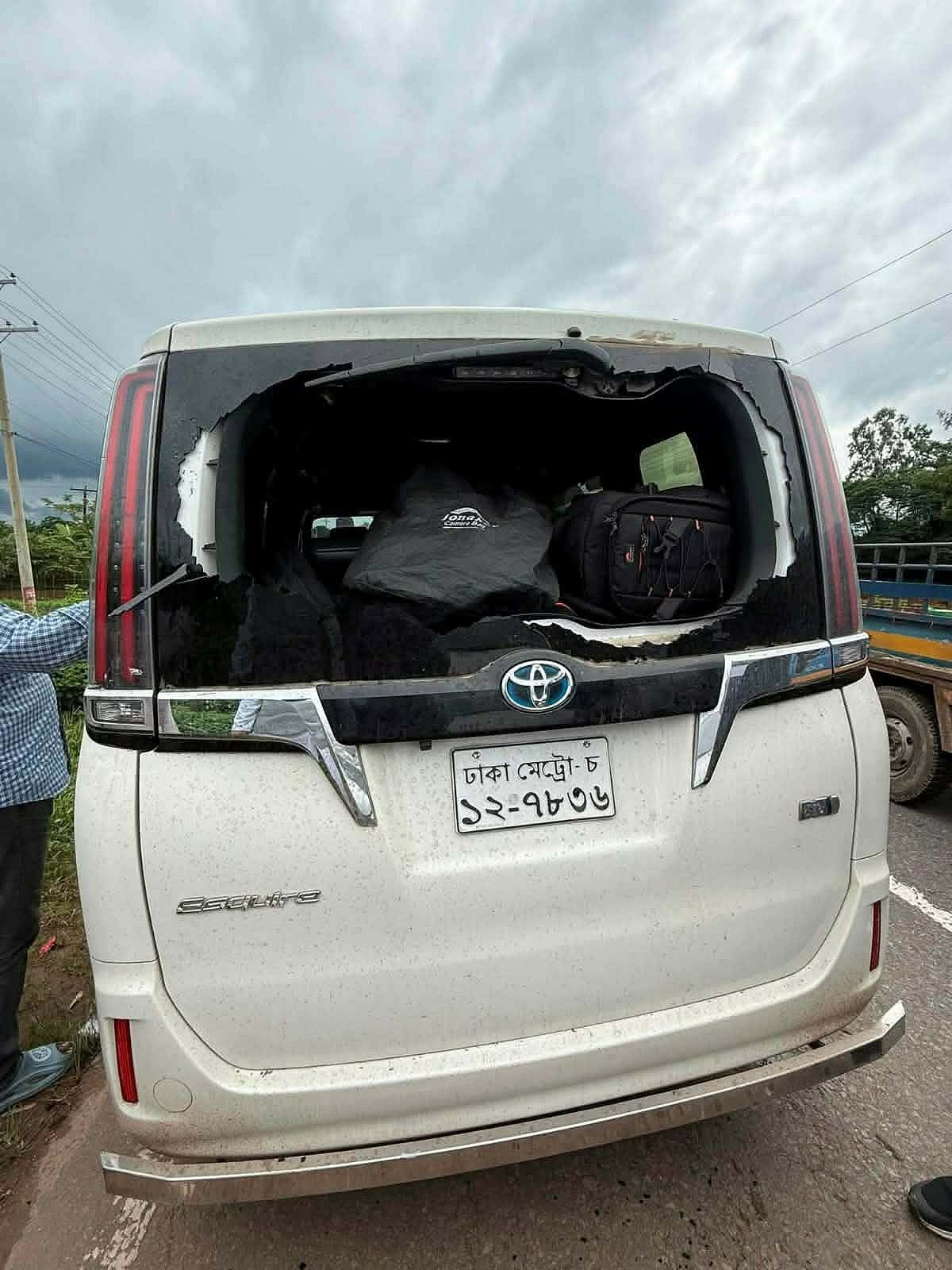 সিলেটে সারজিস আলমকে বহনকারী গাড়িতে হামলা, ভেঙে গেছে পেছনের কাচ