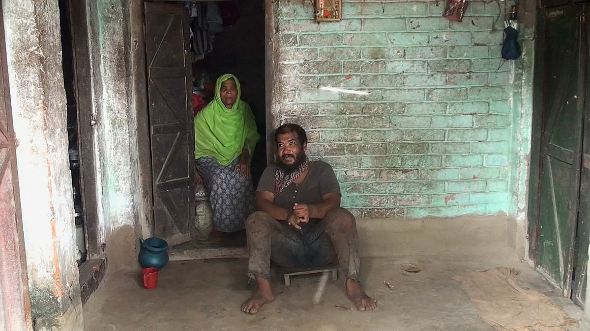 দৃষ্টিপ্রতিবন্ধী হয়েও ২৬ বছর ধরে মায়ের ভরণপোষণ করছেন মুকলেস
