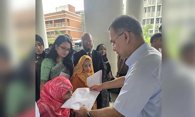 তিন প্রতিবন্ধী ব্যক্তির হাতে নিয়োগপত্র তুলে দিলেন প্রধানমন্ত্রী