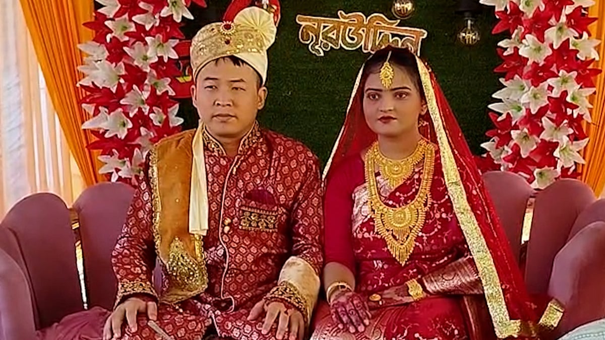 প্রেমের টানে চীন থেকে নেত্রকোনায় এসে তরুণীকে বিয়ে করল চীনা যুবক