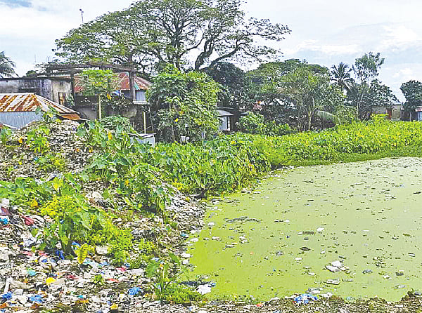 শতবর্ষী সরকারি পুকুরটি এখন আবর্জনার ভাগাড়, শিশু শিক্ষার্থীরা স্বাস্থ্যঝুঁকিতে