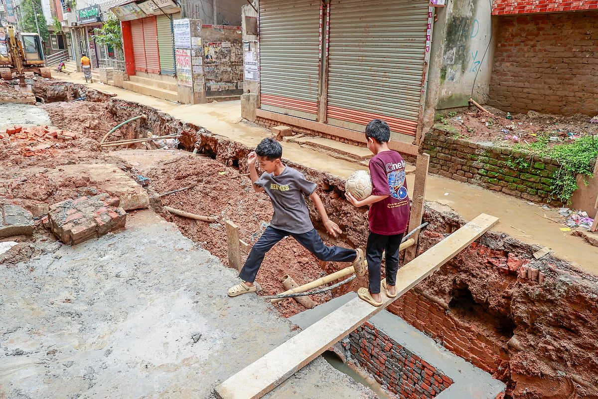 ধীরগতির সংস্কারকাজে ভোগান্তি
