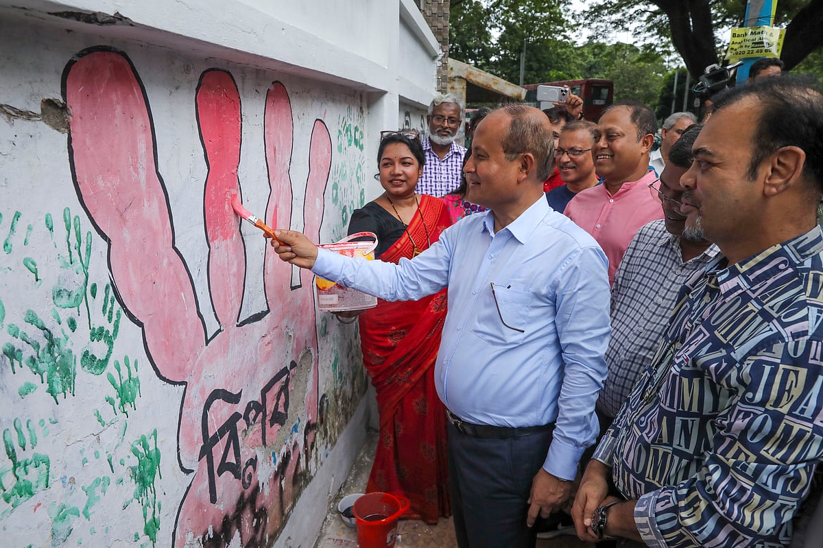 জুলাই গণ-অভ্যুত্থানের সময় আঁকা গ্রাফিতি সংরক্ষণে রং করা ও পুনর্লিখন কার্যক্রমের উদ্বোধন করেন ঢাকা বিশ্ববিদ্যালয়ের উপাচার্য অধ্যাপক এ বি এম ওবায়দুল ইসলাম।