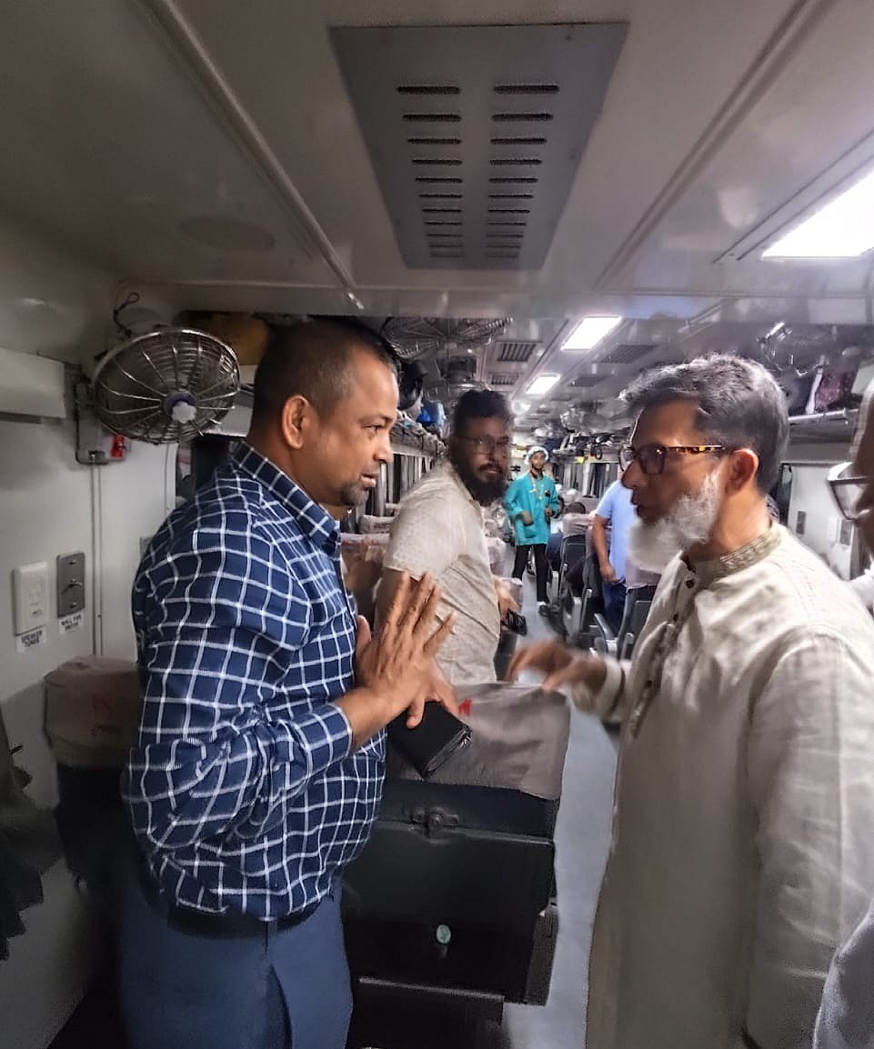 সেবার মান জানতে বগিতে রেল প্রতিমন্ত্রী, যা বললেন যাত্রীরা