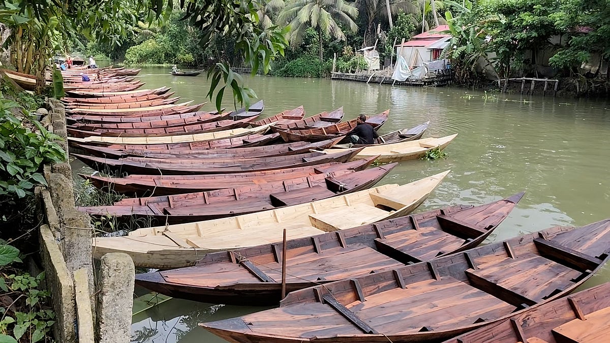শতবর্ষ ধরে টিকে আছে আটঘরের নৌকার হাট