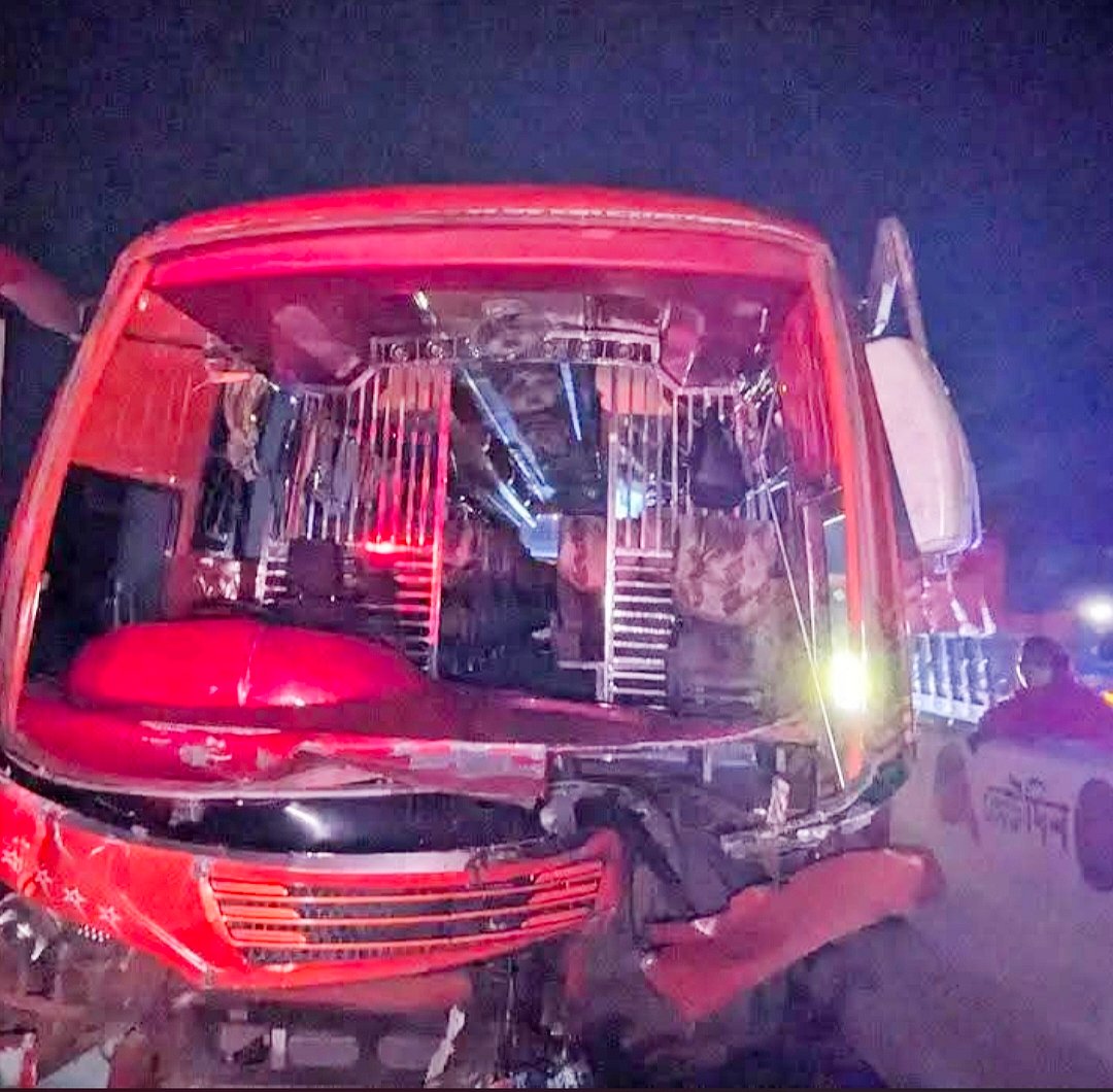বগুড়ার শেরপুরে দাঁড়িয়ে থাকা ট্রাকে বাসের ধাক্কা, চালকের সহকারীসহ দুজন নিহত
