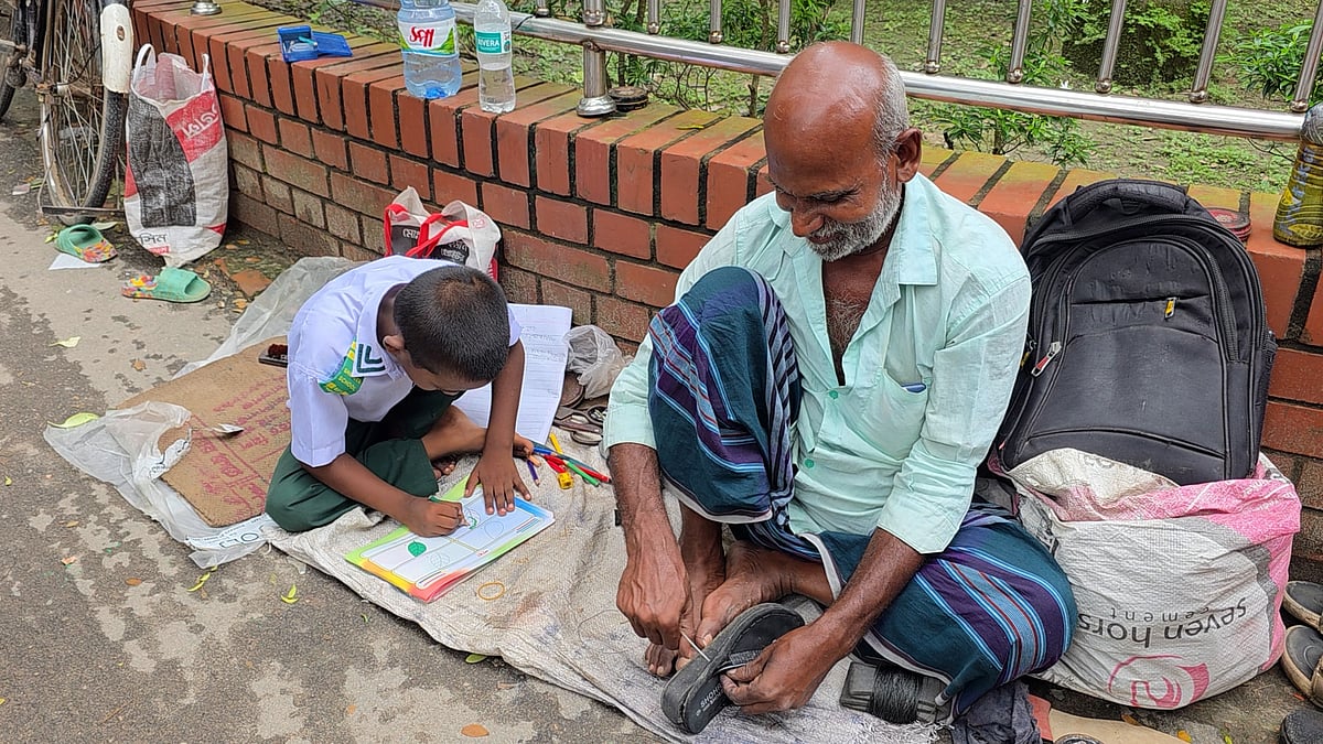 জুতা সেলাই করে ছেলেকে পড়ালেখা করানোর স্বপ্ন সাগর রবিদাসের