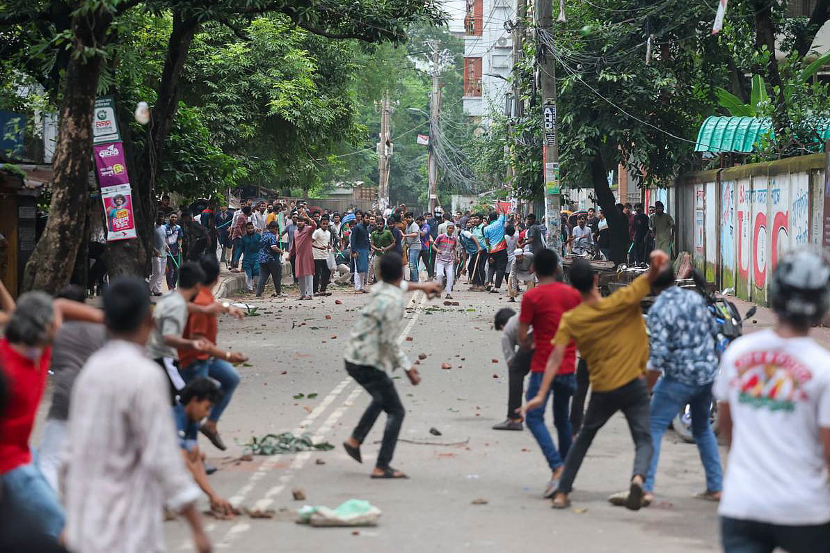 আলিয়া মাদ্রাসার সামনে ছাত্রদল ও ছাত্রশিবিরের মধ্যে পাল্টাপাল্টি ধাওয়া ও ইটপাটকেল নিক্ষেপ।