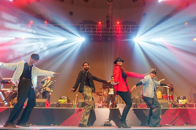 স্টর্মি স্কাই ড্যান্স কোম্পানি চেষ্টা করেছে মঞ্চকে চলমান ক্যানভাসে পরিণত করতে