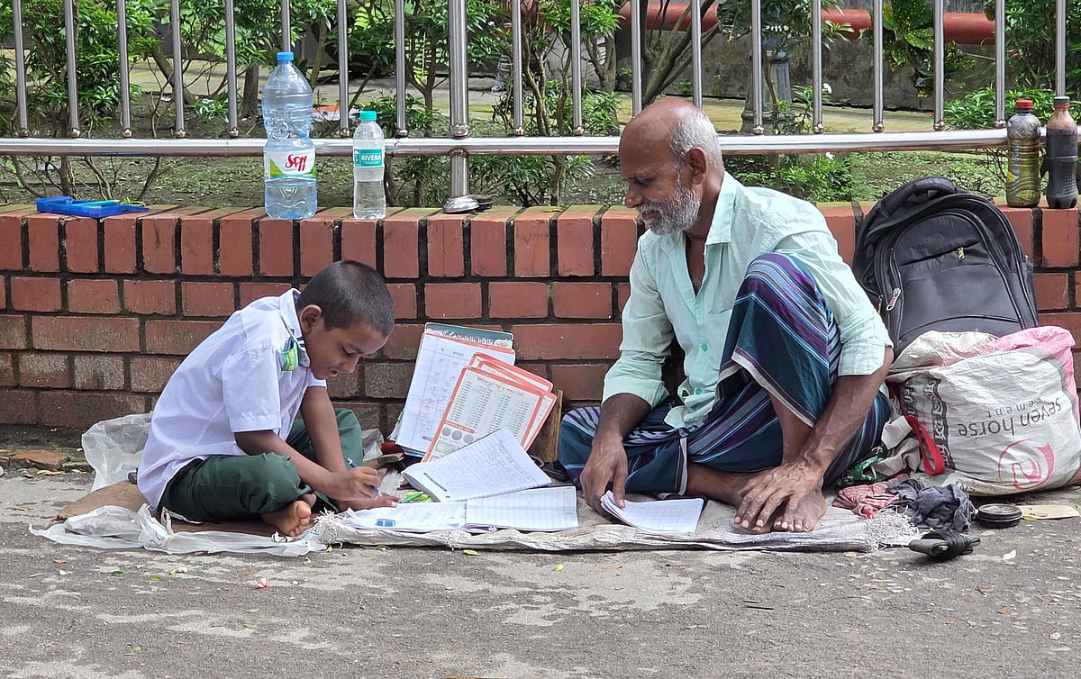 জুতা সেলাইয়ের ফাঁকে ছেলেকে পড়ান বাবা, ফুটপাতই প্রিয়জিতের ‘দ্বিতীয় পাঠশালা’