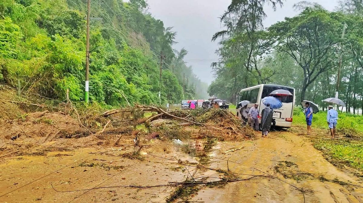 কক্সবাজারের মেরিন ড্রাইভে পাহাড়ধস, পর্যটকসহ আহত ৬