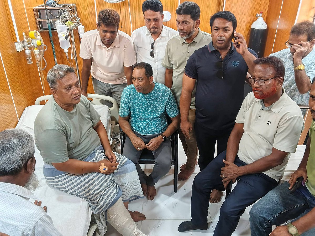 বাড়ির সামনে খোকসার প্রয়াত মেয়রের ছেলে বিএনপি নেতাকে কুপিয়ে ও পিটিয়ে জখম