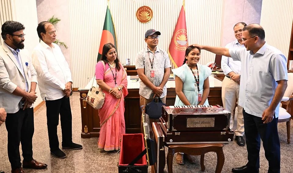 প্রধানমন্ত্রীর সঙ্গে দেখা করে স্বপ্নপূরণ অনুশ্রীর, মিলল হারমোনিয়াম উপহার