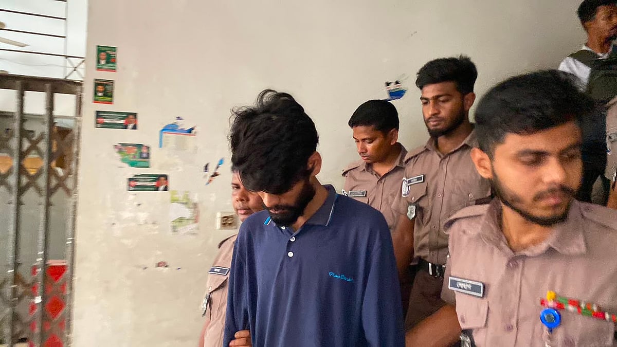 ধানমন্ডিতে গাড়ি আটকে ২ চিকিৎসকের ওপর হামলা: নেপথ্যে কী