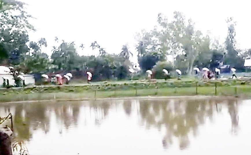দীর্ঘ সময় দাঁড়িয়ে থেকেও মিলছিল না সার, পরে গুদাম লুট!