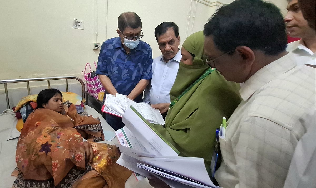 হাসপাতাল পরিদর্শনে স্বাস্থ্যমন্ত্রী, দিলেন রোগীর কেনা স্যালাইনের টাকা