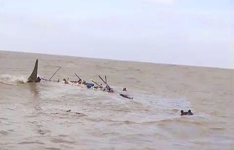 বঙ্গোপসাগরে ট্রলার ডুবে বরগুনার ৫ জেলে নিখোঁজ