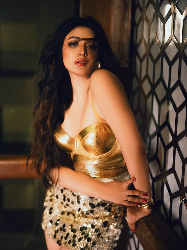 ক্রোকোডাইল প্রিন্টের মতো টেক্সচারের এই টপে রয়েছে আকর্ষণীয় সুইটহার্ট নেকলাইন। 