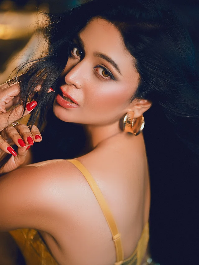 কানে বড় হুপ দুল, হাতে কাফ ব্রেসলেট আর আঙুলে স্টেটমেন্ট আংটি—এই কয়েকটি অনুষঙ্গেই সম্পূর্ণ করেছেন সাজ।