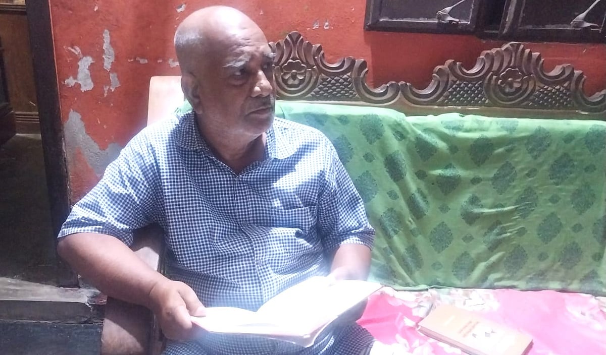 বইয়ের সঙ্গেই যাঁর নিত্যদিনের বসবাস, সংগ্রহে ১০–১২ হাজার বই
