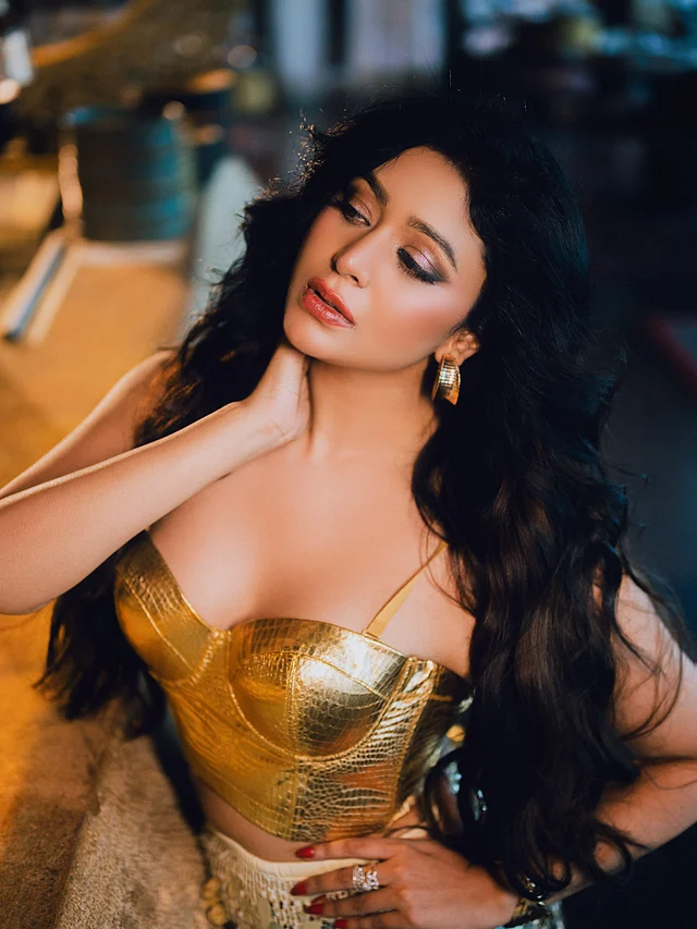 গোল্ডেন মেটালিক টেক্সচারের একটি স্ট্র্যাপলেস কর্সেট-স্টাইল বাস্টিয়ার টপে ধরা দিয়েছেন ঋতাভরী। 