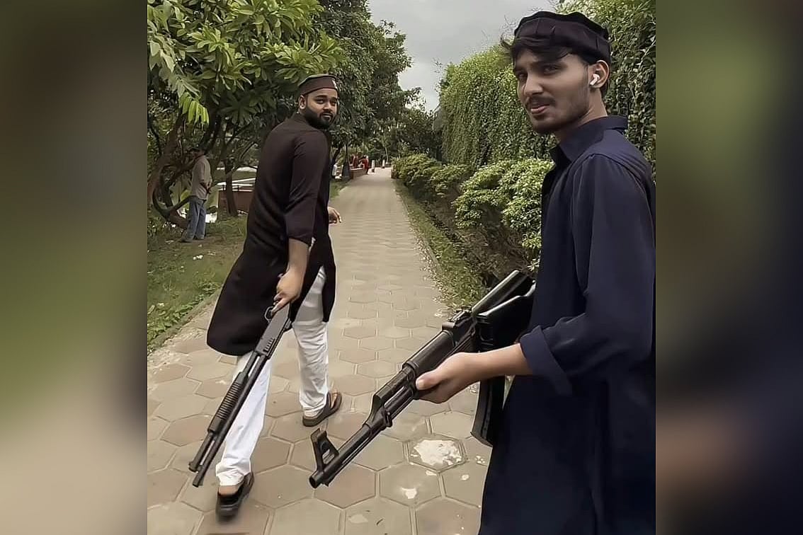 বন্দুক হাতে দুই তরুণের ঘুরে বেড়ানোর ভিডিও নিয়ে যা জানা গেল