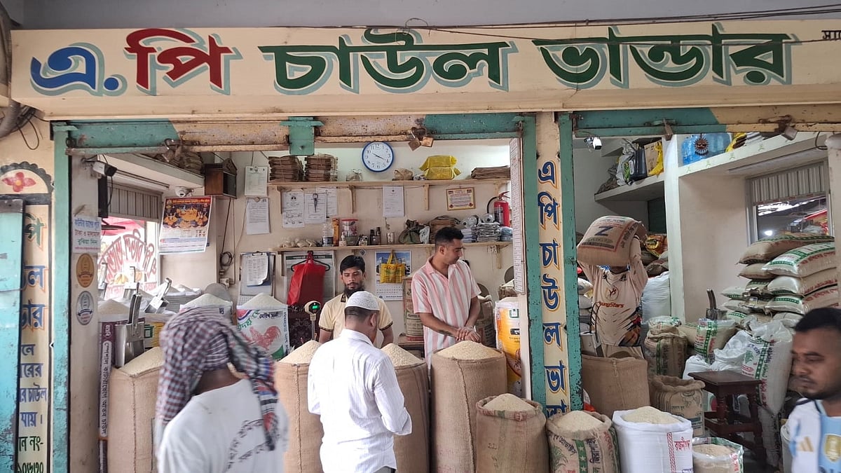 পাইকারি মোকামে পোলাওর চাল বিক্রি হচ্ছে ১৮০ থেকে ২০০ টাকা কেজি। গত বুধবার রাজশাহী নগরের সাহেব বাজার কাঁচাবাজারে