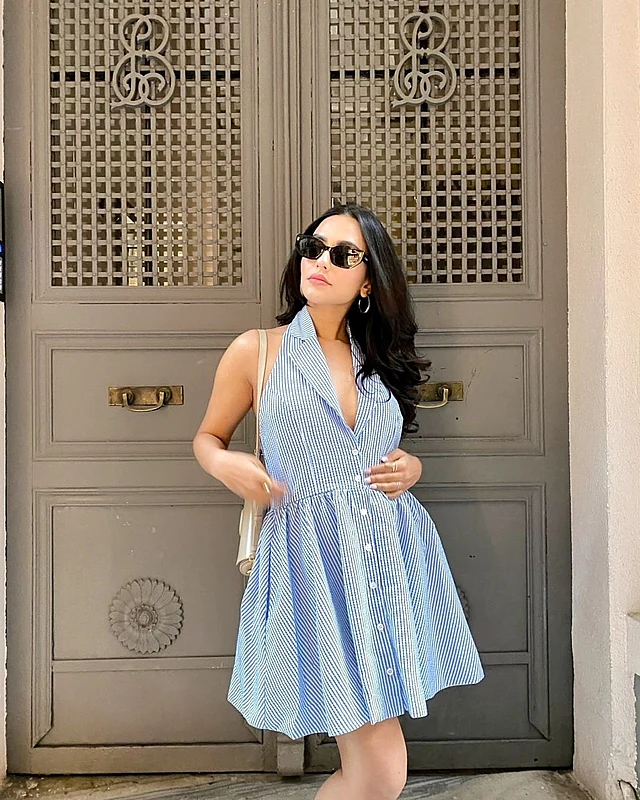 হল্টারনেকের খুব সুন্দর একটা মিনি ড্রেস পরেছেন সুন্দরী। নীল জামার জমিনে রয়েছে সাদা স্ট্রাইপের খেলা। এর সঙ্গে অনুষঙ্গ হিসেবে সঙ্গে নিয়েছেন ন্যুড রঙের স্লিং ব্যাগ আর কালো সানগ্লাস। 