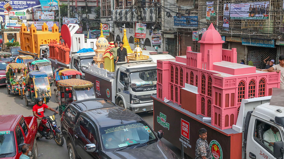 শোভাযাত্রায় ট্রাকে ট্রাকে প্রতীকীভাবে তুলে ধরা হয় পুরান ঢাকার বিভিন্ন ঐতিহ্যবাহী স্থাপনা। এতে ছিল আহসান মঞ্জিল, ঢাকেশ্বরী মন্দির, তারা মসজিদ, আর্মেনিয়ান গির্জা, জাতীয় স্মৃতিসৌধ ও লালবাগ কেল্লার প্রতিকৃতি
