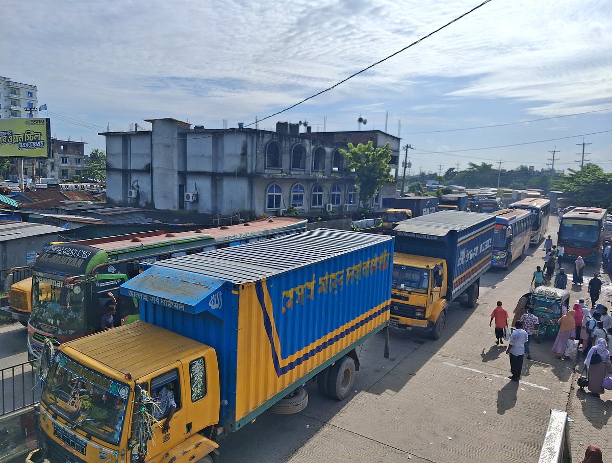 ঢাকা-চট্টগ্রাম মহাসড়কে ৩০ ঘণ্টা ধরে ৪০ কিলোমিটার যানজট