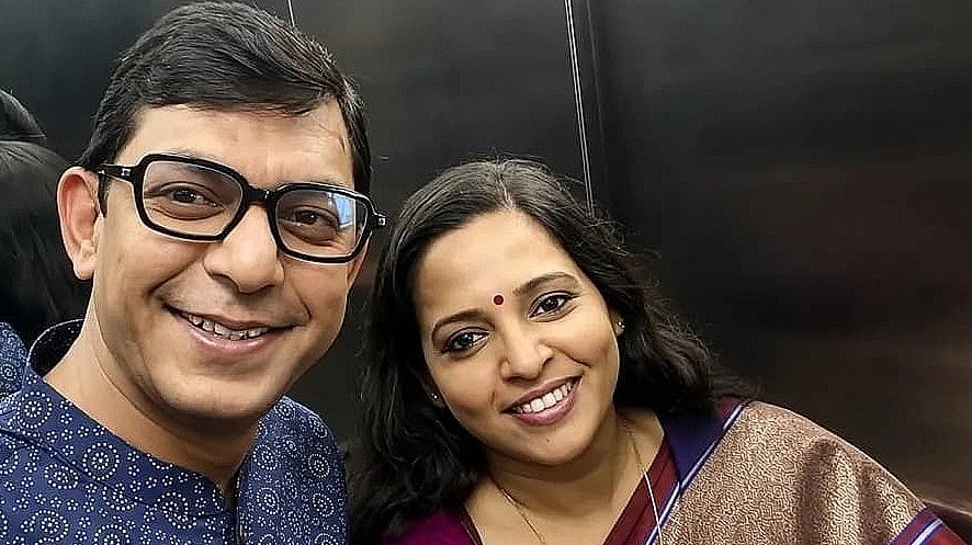 বাটন ফোনে মধ্যরাতের ফোনালাপে চঞ্চল-শান্তার প্রেম, না দেখে বিয়ে
