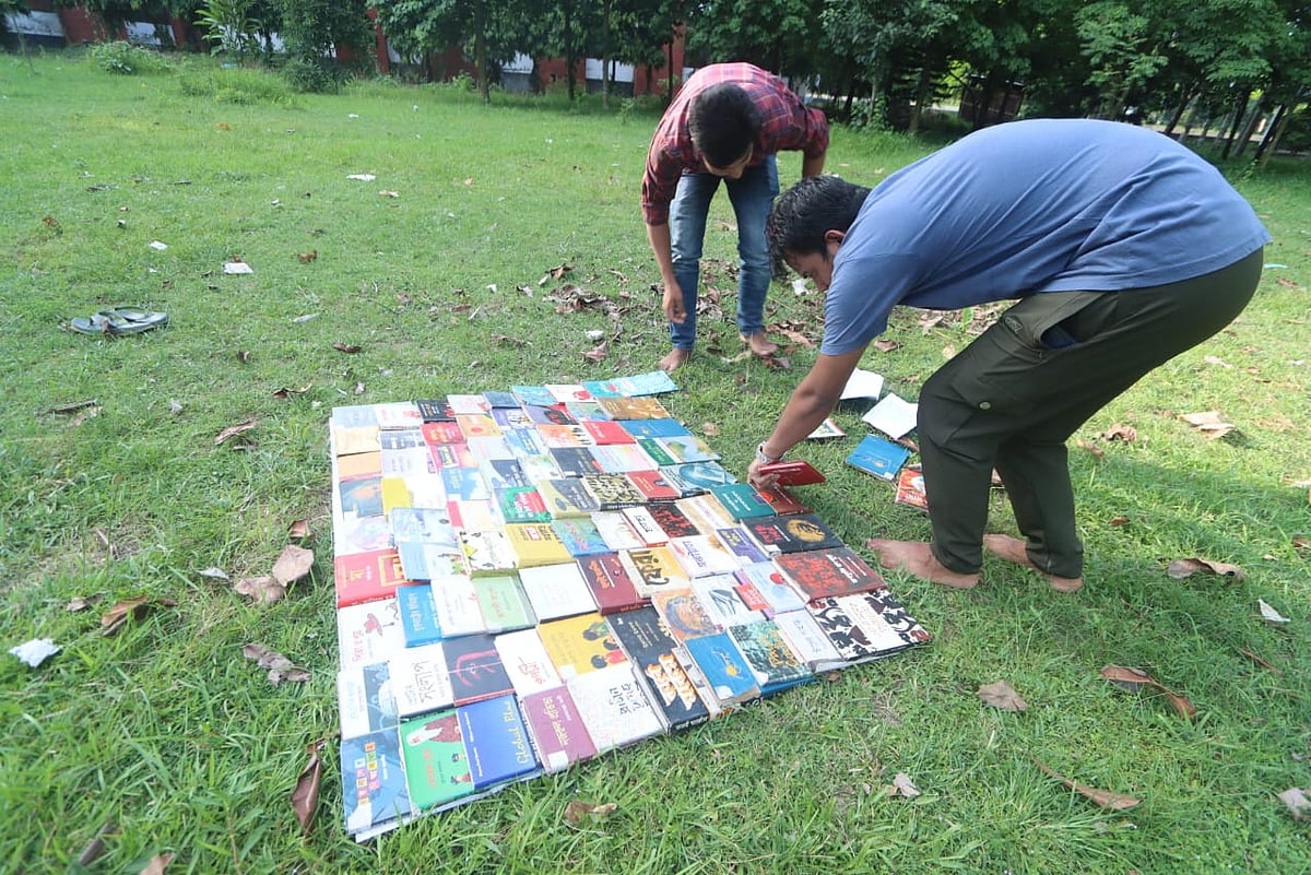 বিকেলের ছায়া পড়তেই পড়ার জন্য বই সাজিয়ে রাখছেন সংগঠনের কর্মীরা